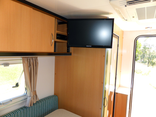 Ozcape Slide-On for dual cab, Shorta Entertainment system